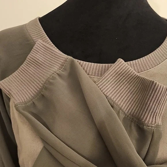 Neiman Marcus Dressy Grey Raglan Top With Long Sheer Sleeves - Picture 3 of 8